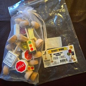 New Wooden Toy Street Signs Playset
